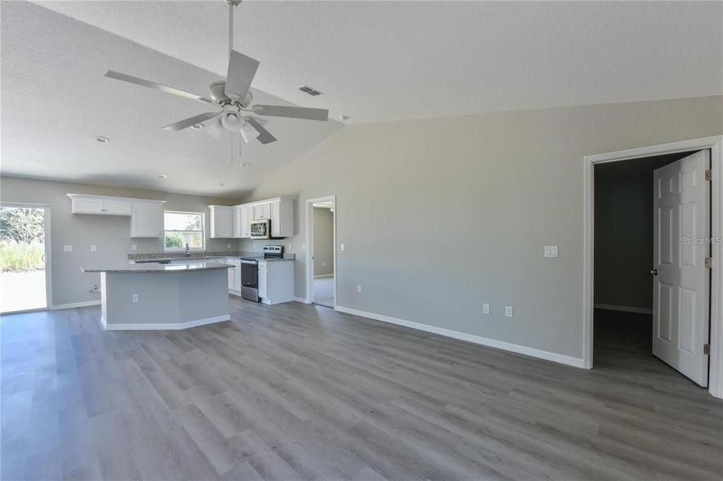 For Sale: $264,900 (3 beds, 2 baths, 1370 Square Feet)