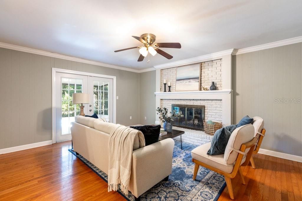 Family room w fireplace