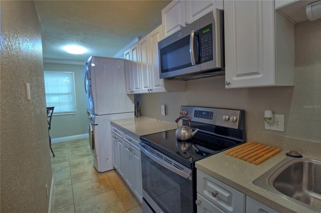 For Sale: $159,900 (1 beds, 1 baths, 795 Square Feet)