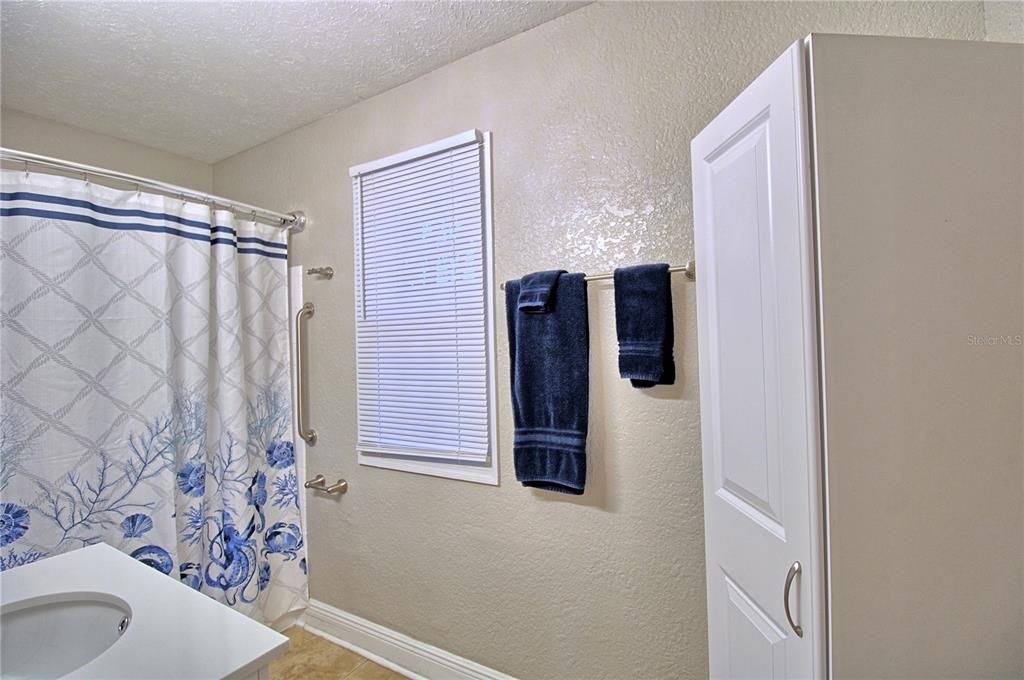 For Sale: $159,900 (1 beds, 1 baths, 795 Square Feet)