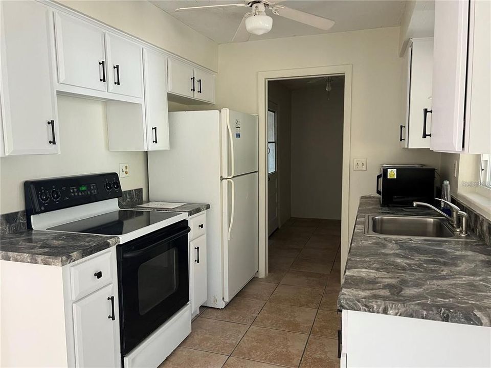 For Rent: $1,700 (2 beds, 1 baths, 932 Square Feet)