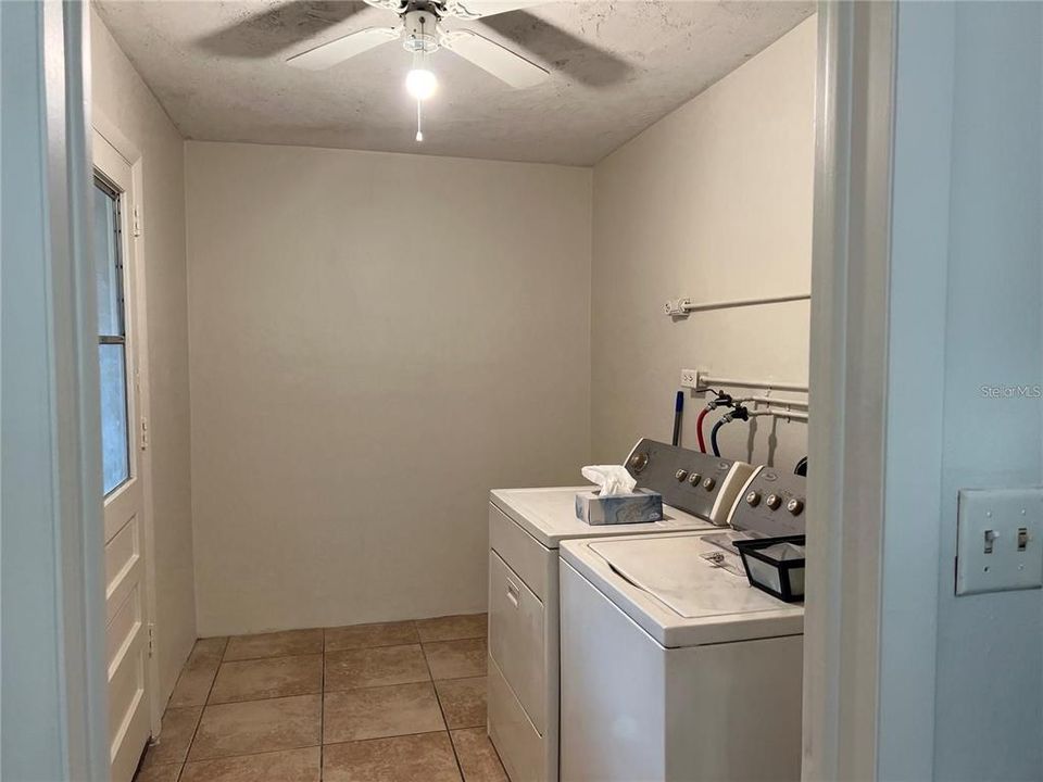 For Rent: $1,700 (2 beds, 1 baths, 932 Square Feet)