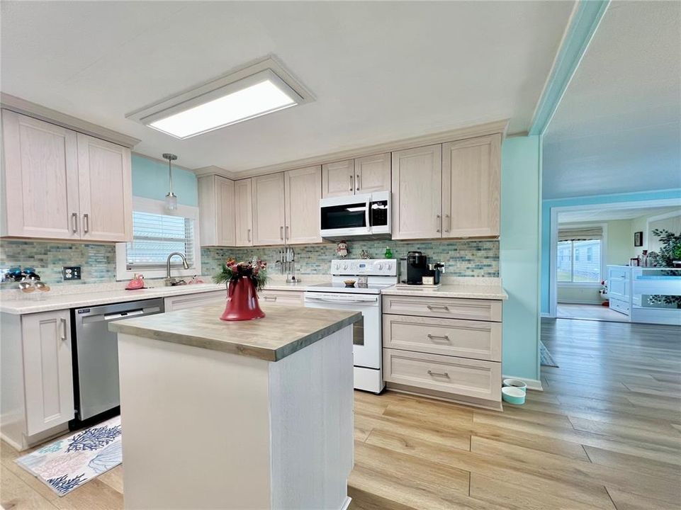 For Sale: $259,900 (2 beds, 2 baths, 1400 Square Feet)