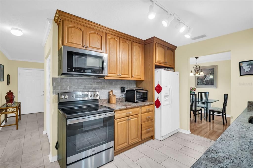 For Sale: $449,000 (2 beds, 2 baths, 2121 Square Feet)