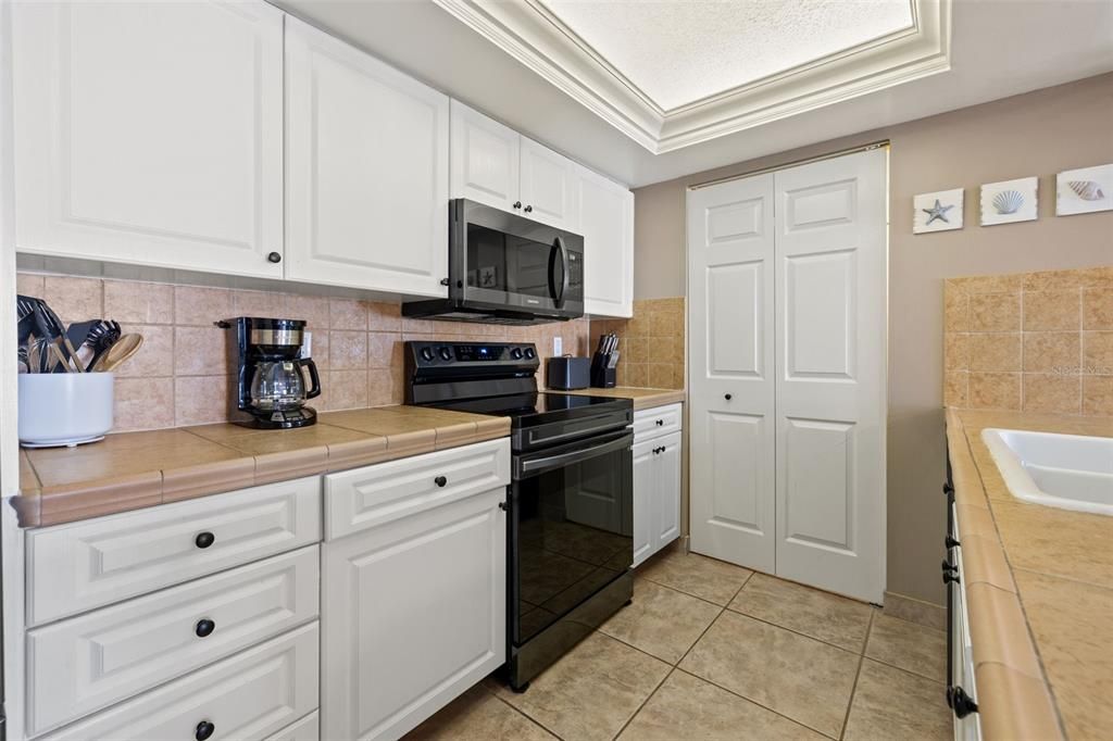 For Sale: $619,900 (2 beds, 2 baths, 1369 Square Feet)