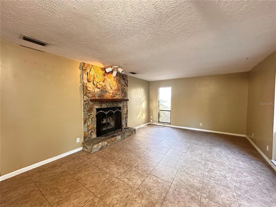 For Rent: $1,250 (2 beds, 0 baths, 984 Square Feet)