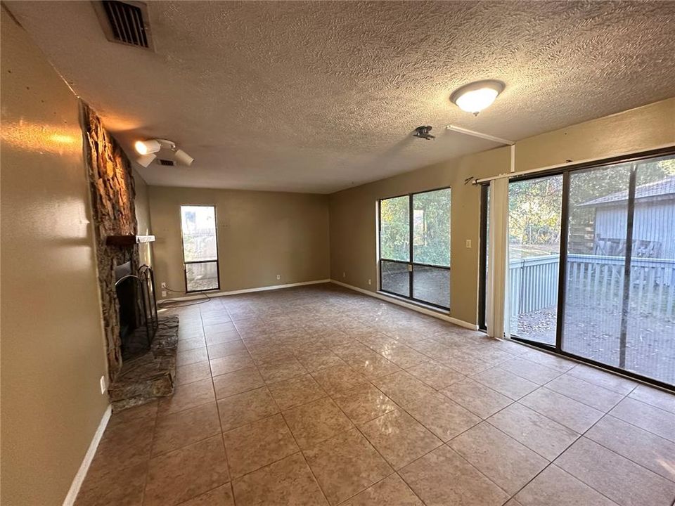 For Rent: $1,250 (2 beds, 0 baths, 984 Square Feet)