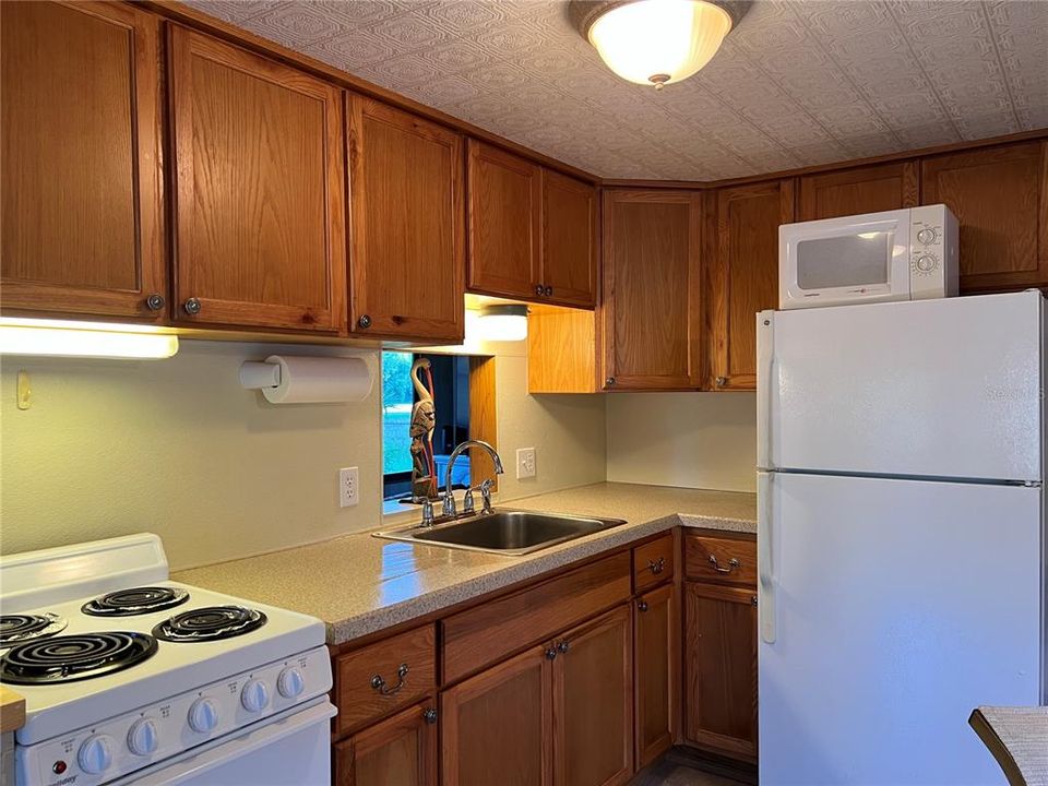 For Sale: $164,500 (2 beds, 2 baths, 930 Square Feet)