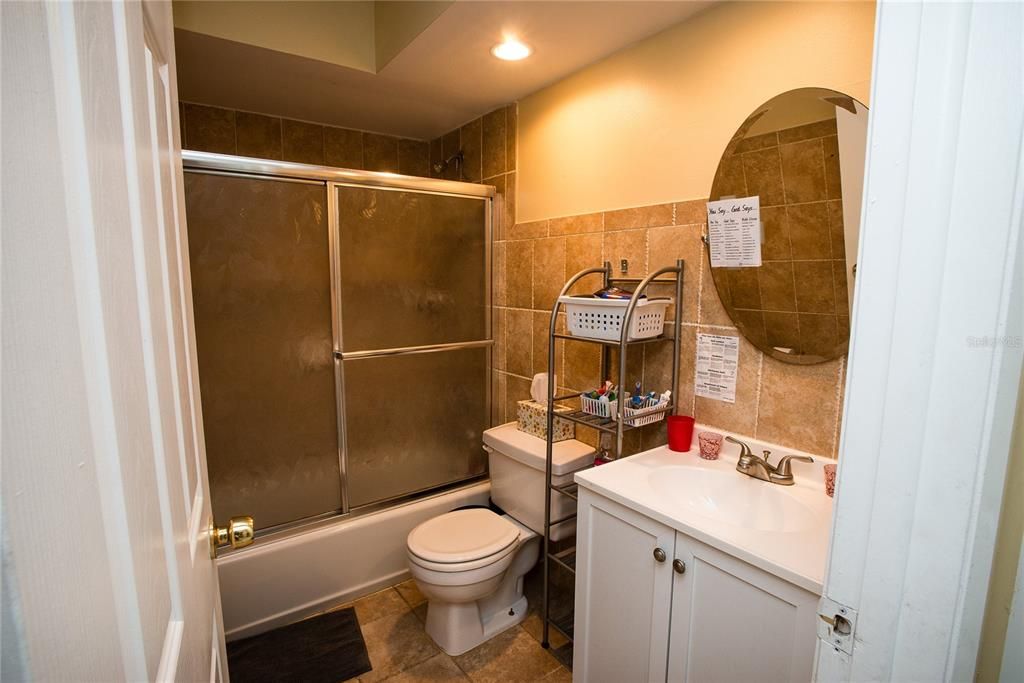 Previous Tenant Pic of 2nd Bathroom