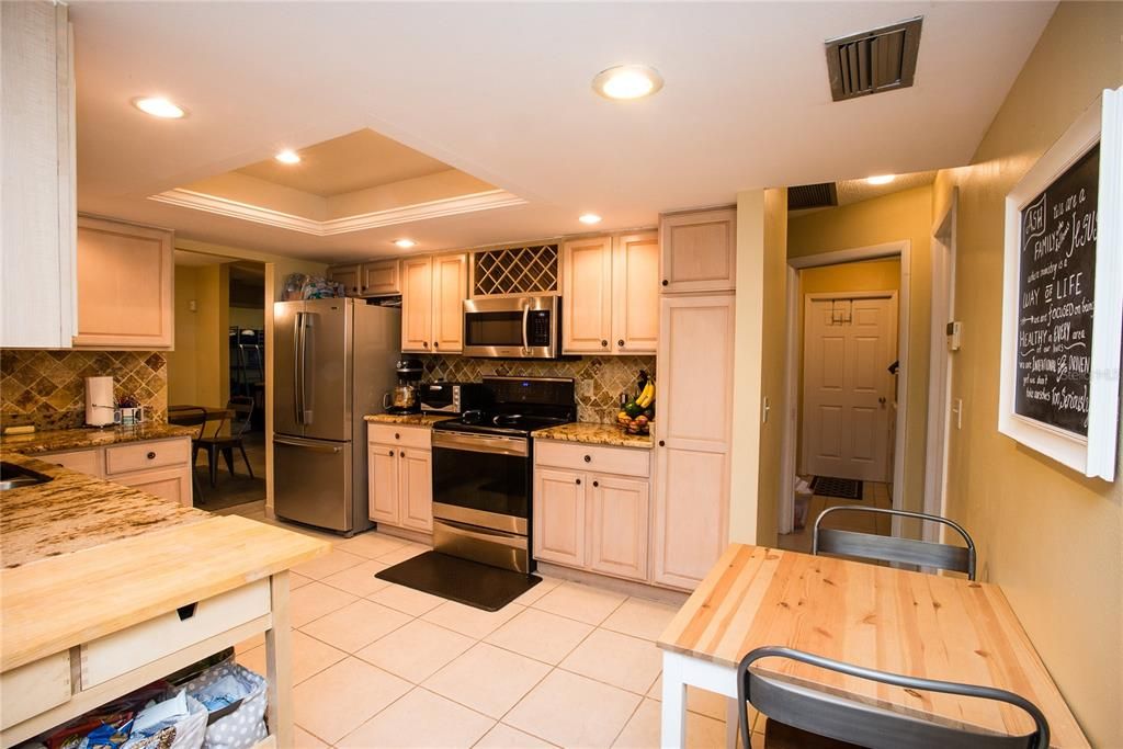 Previous Tenant Pic of Kitchen Eating Area