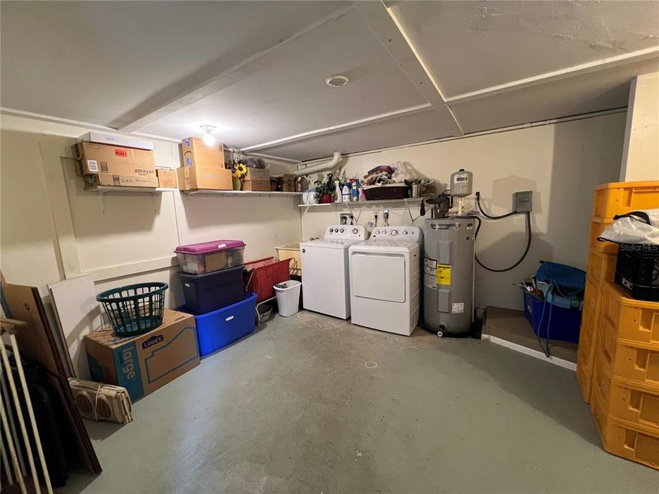 LARGE LAUNDRY ROOM