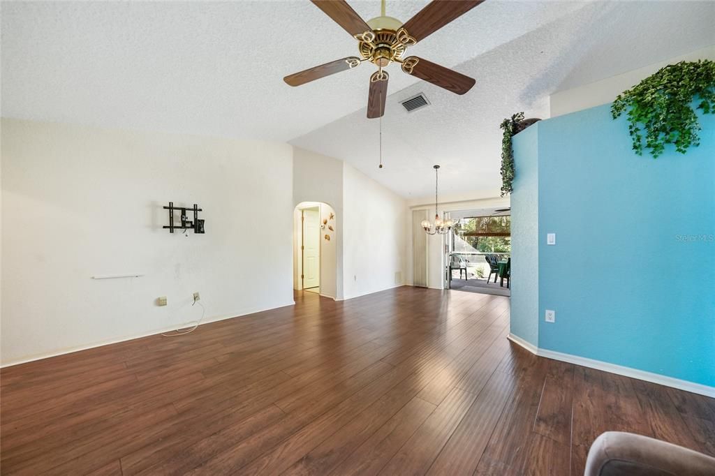 For Sale: $269,900 (2 beds, 2 baths, 1160 Square Feet)