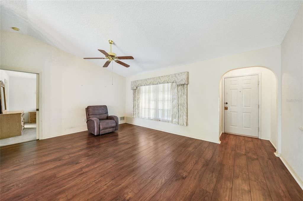 For Sale: $269,900 (2 beds, 2 baths, 1160 Square Feet)