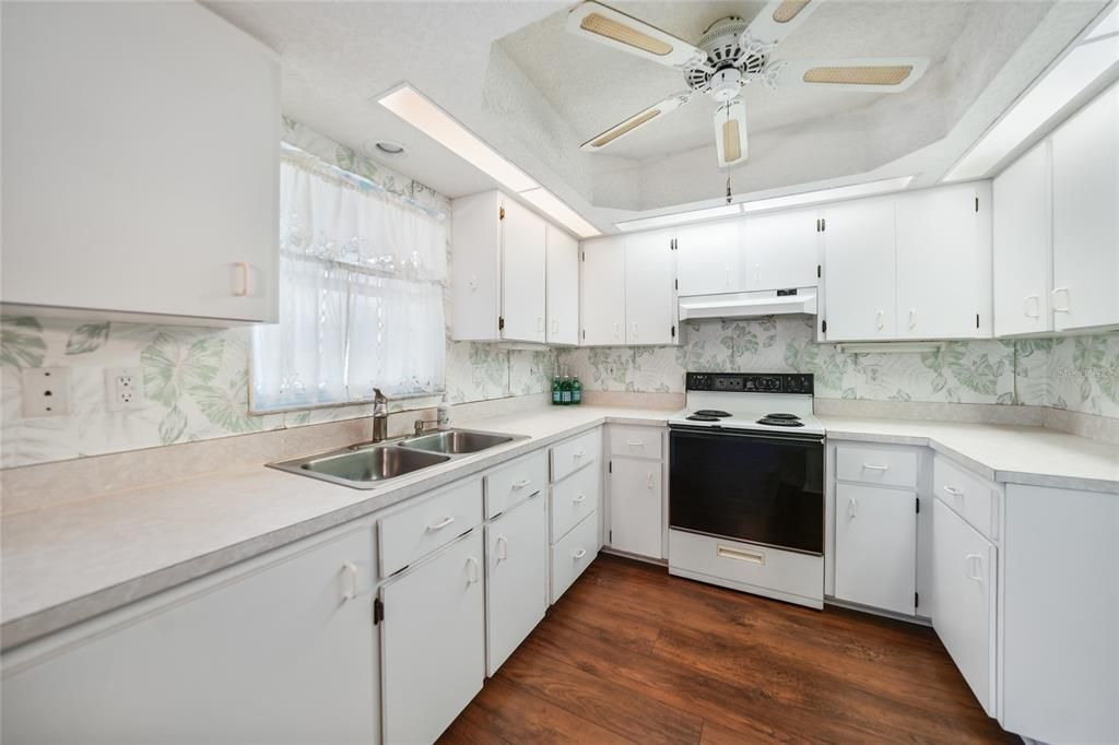 For Sale: $269,900 (2 beds, 2 baths, 1160 Square Feet)