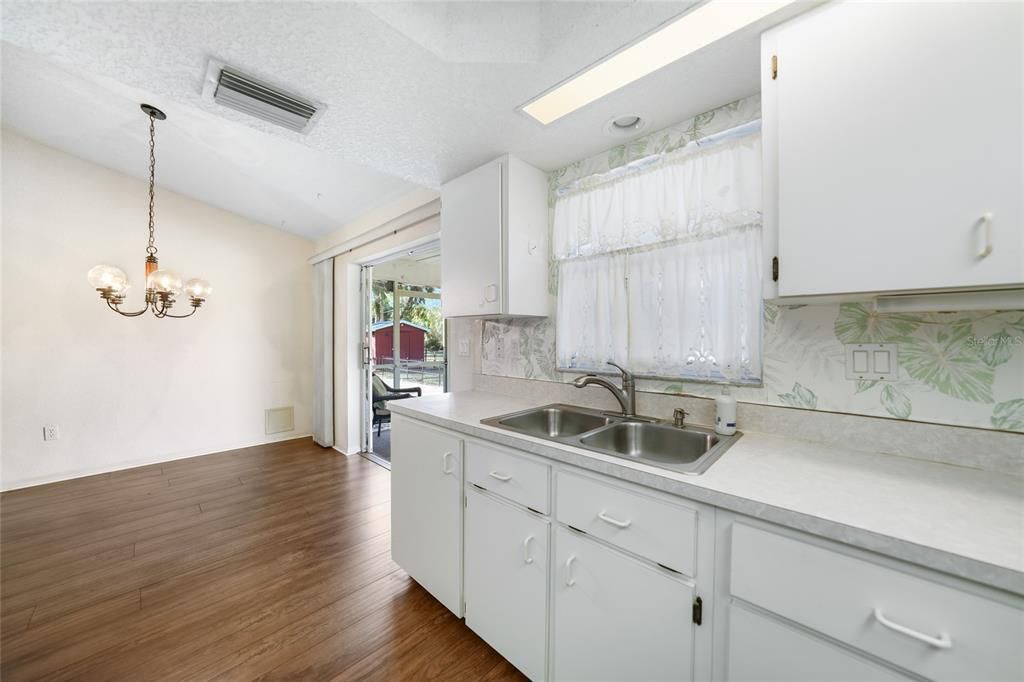 For Sale: $269,900 (2 beds, 2 baths, 1160 Square Feet)