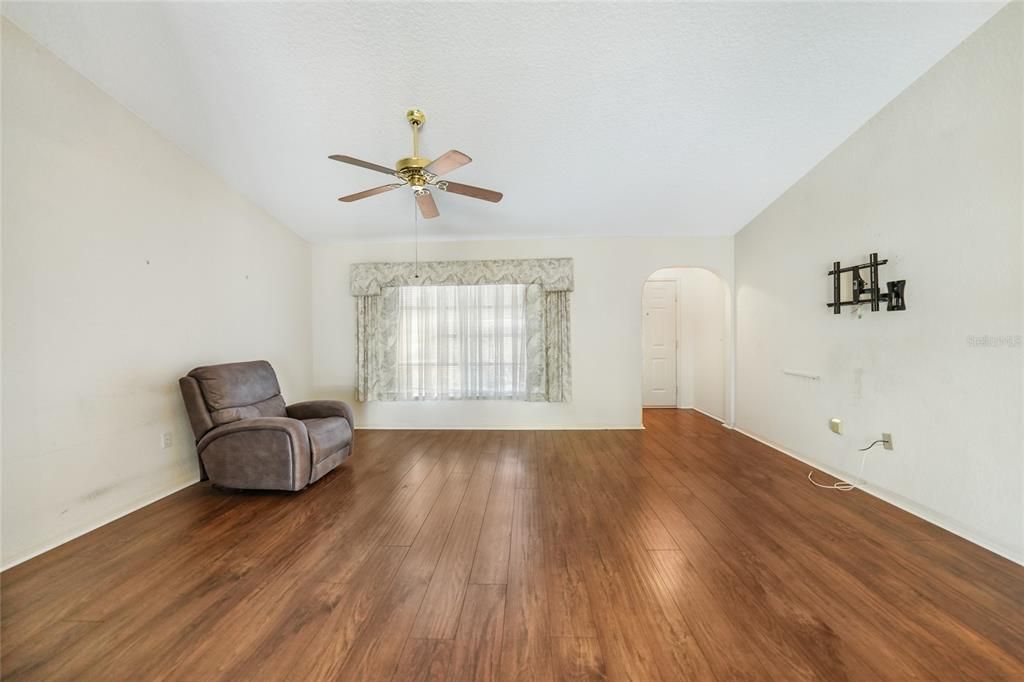 For Sale: $269,900 (2 beds, 2 baths, 1160 Square Feet)