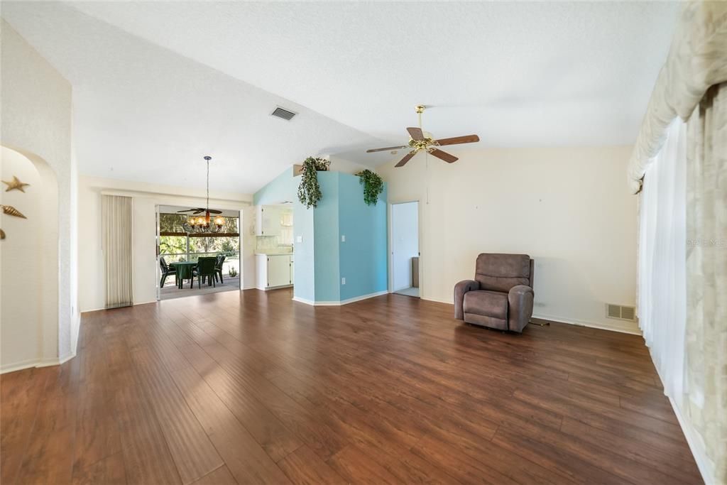 For Sale: $269,900 (2 beds, 2 baths, 1160 Square Feet)