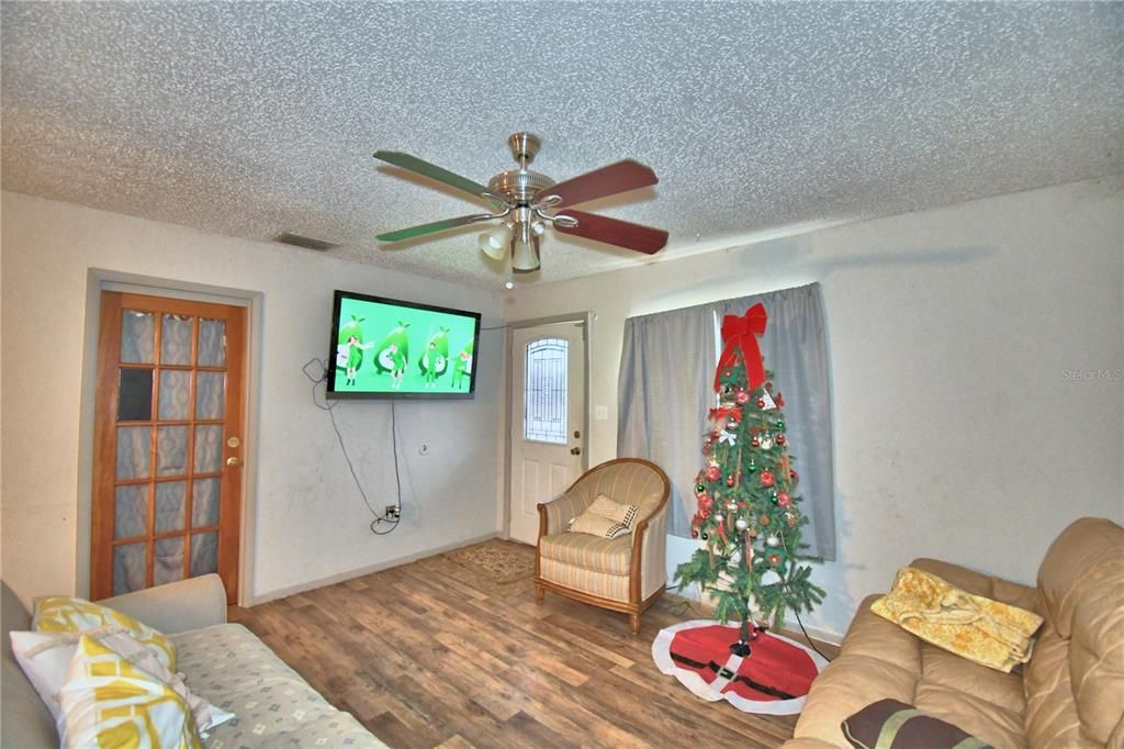 For Sale: $185,000 (3 beds, 1 baths, 1300 Square Feet)