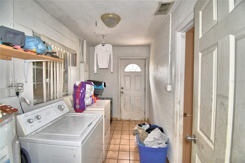 For Sale: $185,000 (3 beds, 1 baths, 1300 Square Feet)