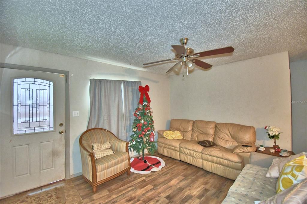 For Sale: $185,000 (3 beds, 1 baths, 1300 Square Feet)