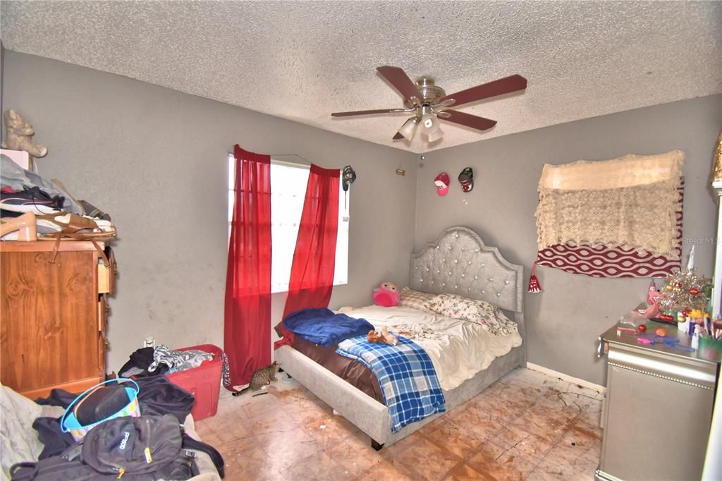 For Sale: $185,000 (3 beds, 1 baths, 1300 Square Feet)