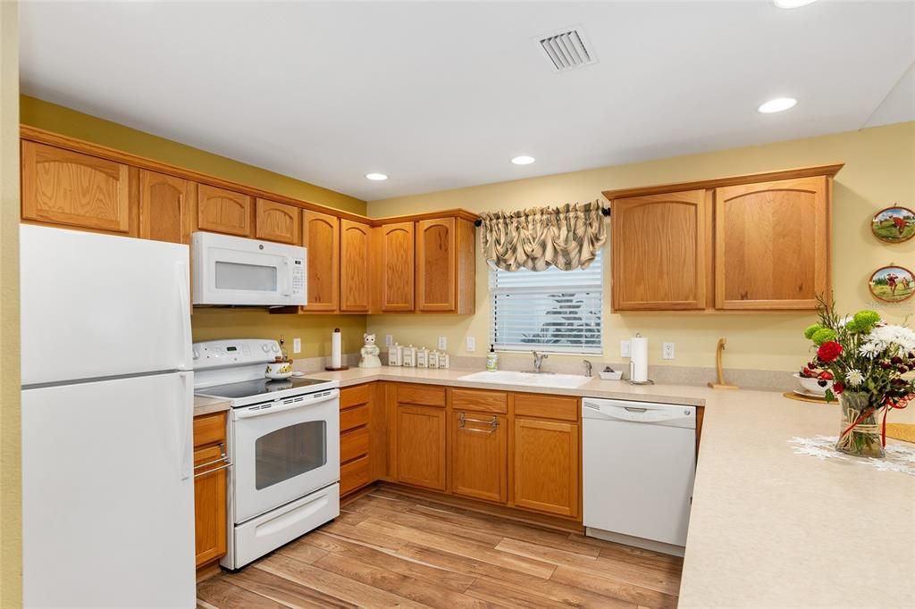 For Sale: $345,000 (2 beds, 2 baths, 1132 Square Feet)