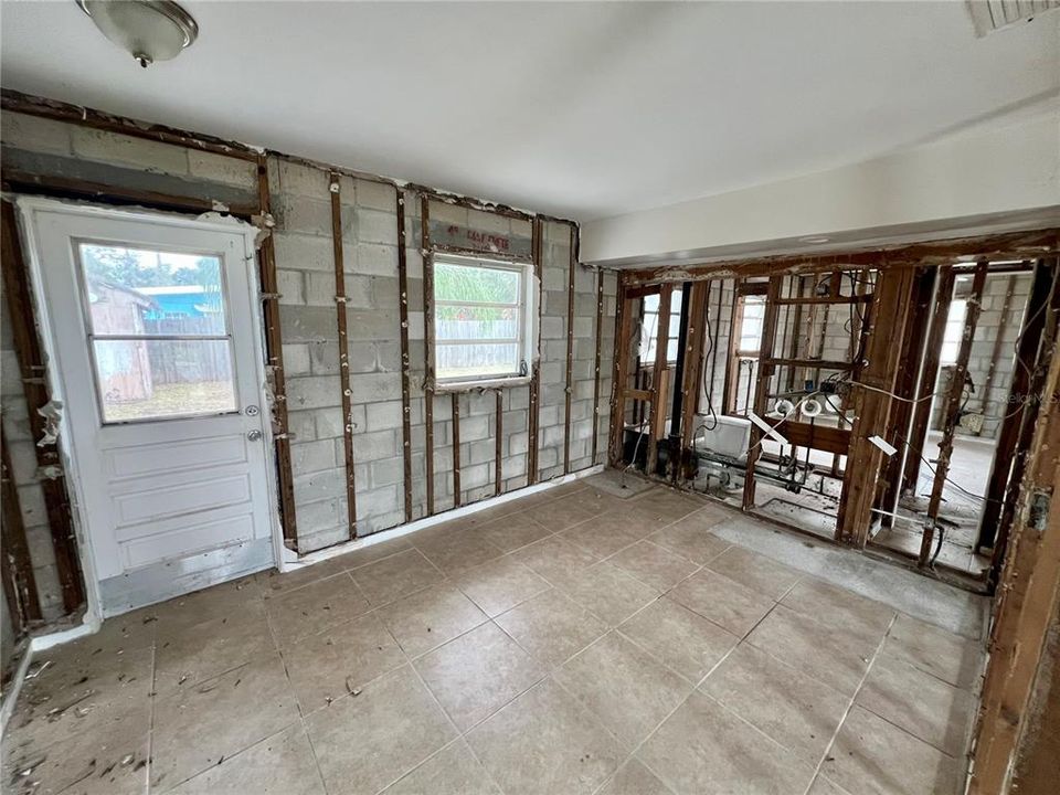 For Sale: $149,000 (3 beds, 1 baths, 1068 Square Feet)