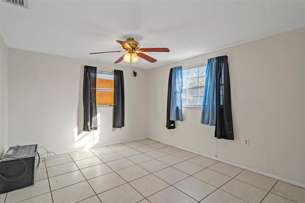 For Sale: $149,900 (2 beds, 1 baths, 970 Square Feet)