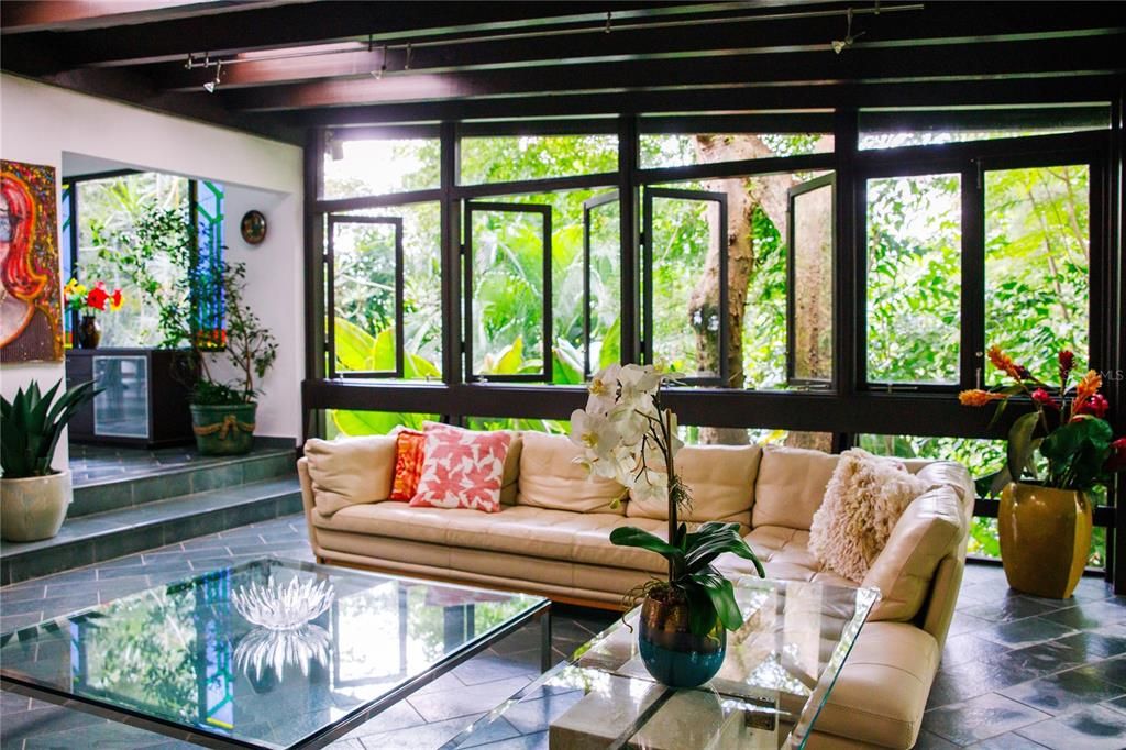 Active With Contract: $1,890,000 (5 beds, 4 baths, 6000 Square Feet)