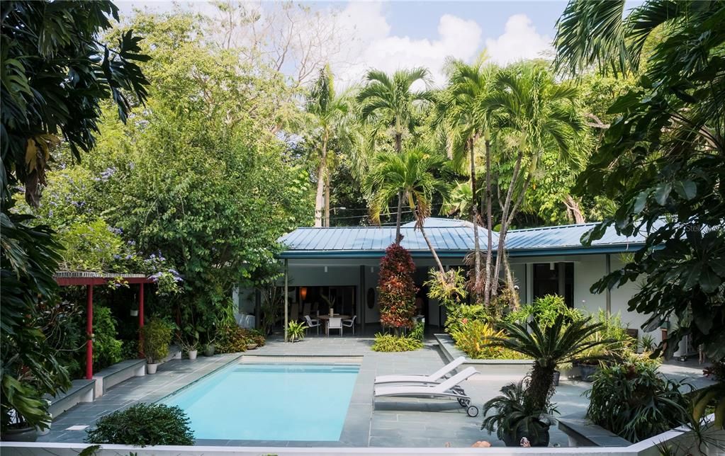 Active With Contract: $1,890,000 (5 beds, 4 baths, 6000 Square Feet)