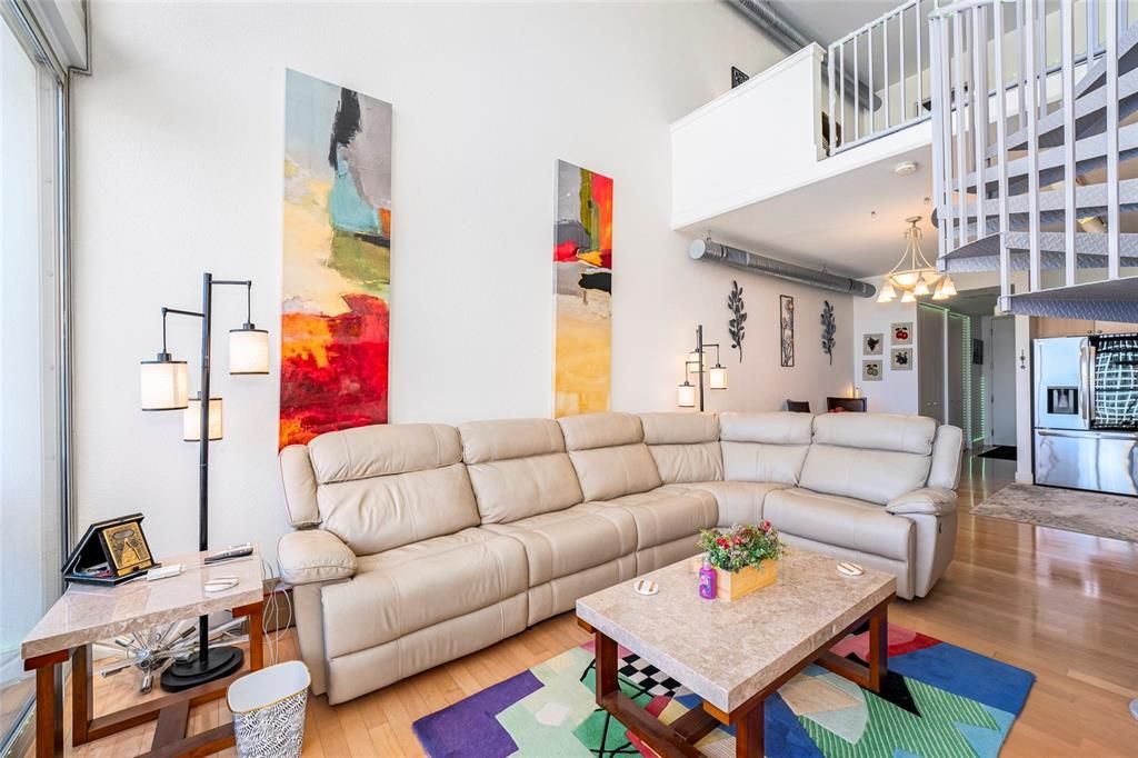 For Sale: $359,900 (1 beds, 1 baths, 932 Square Feet)