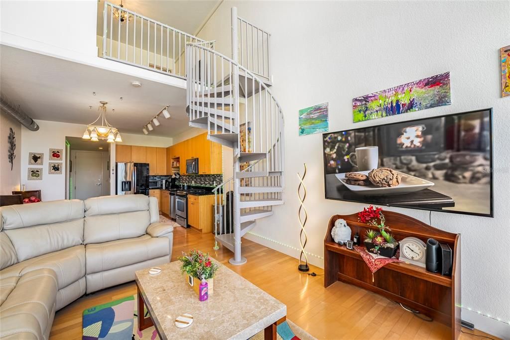 For Sale: $359,900 (1 beds, 1 baths, 932 Square Feet)