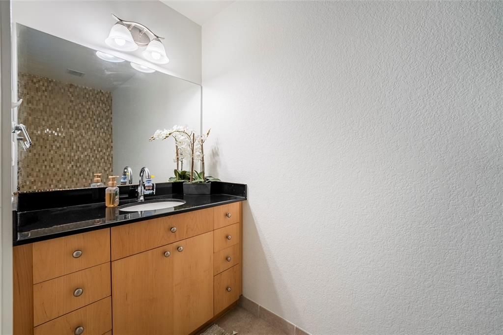 For Sale: $359,900 (1 beds, 1 baths, 932 Square Feet)