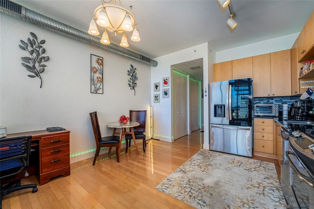 For Sale: $359,900 (1 beds, 1 baths, 932 Square Feet)