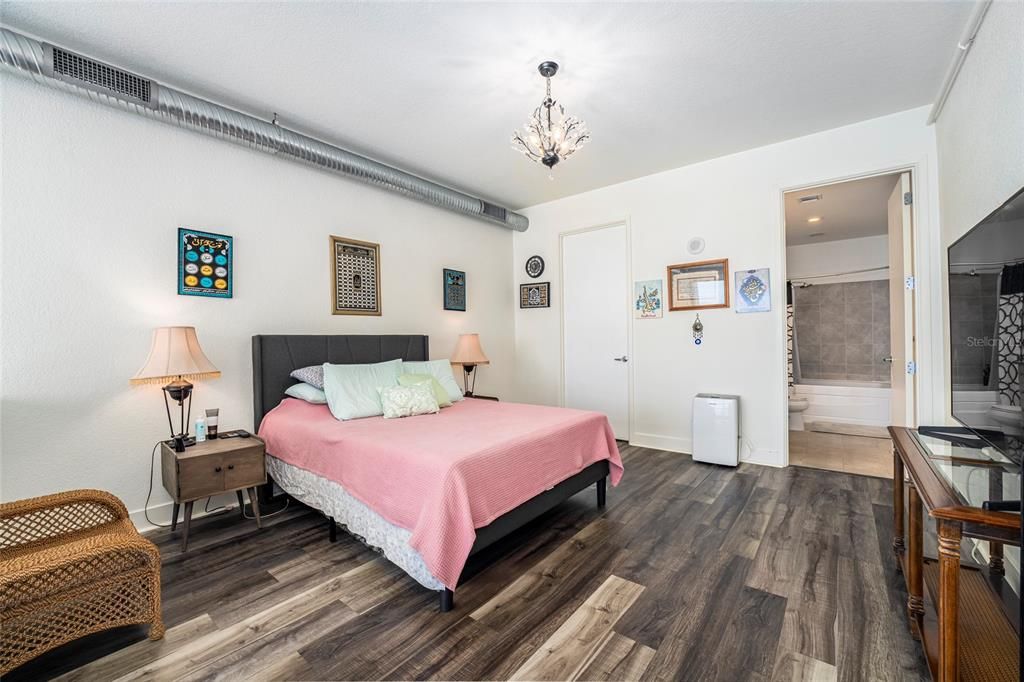 For Sale: $359,900 (1 beds, 1 baths, 932 Square Feet)