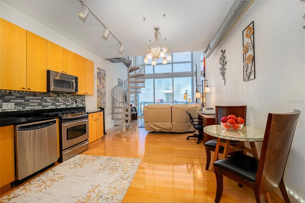 For Sale: $359,900 (1 beds, 1 baths, 932 Square Feet)