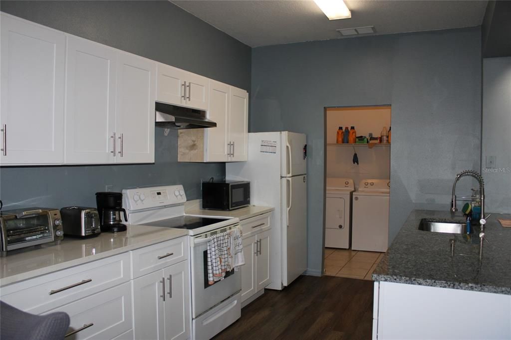 For Sale: $320,000 (3 beds, 3 baths, 2075 Square Feet)