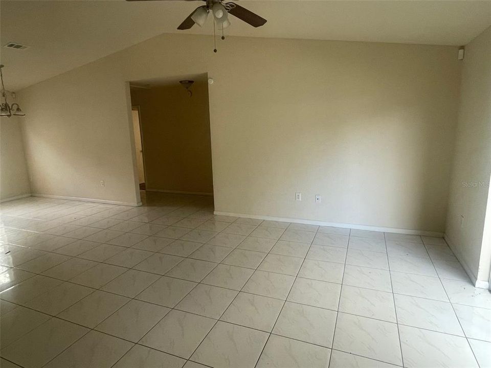 For Rent: $2,095 (3 beds, 2 baths, 1572 Square Feet)