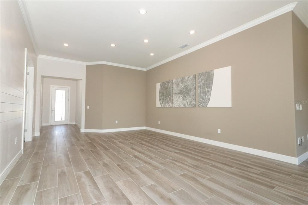 Open plan, lots of natural light, tray ceilings, neutral colored walls....