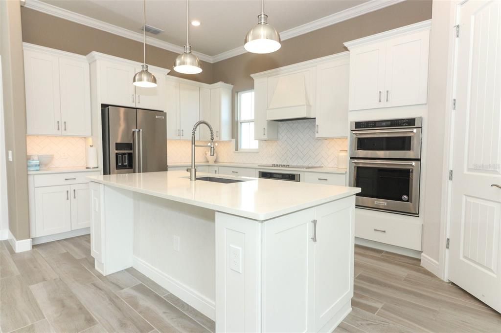 Light, airy open kitchen/great room.diining combo