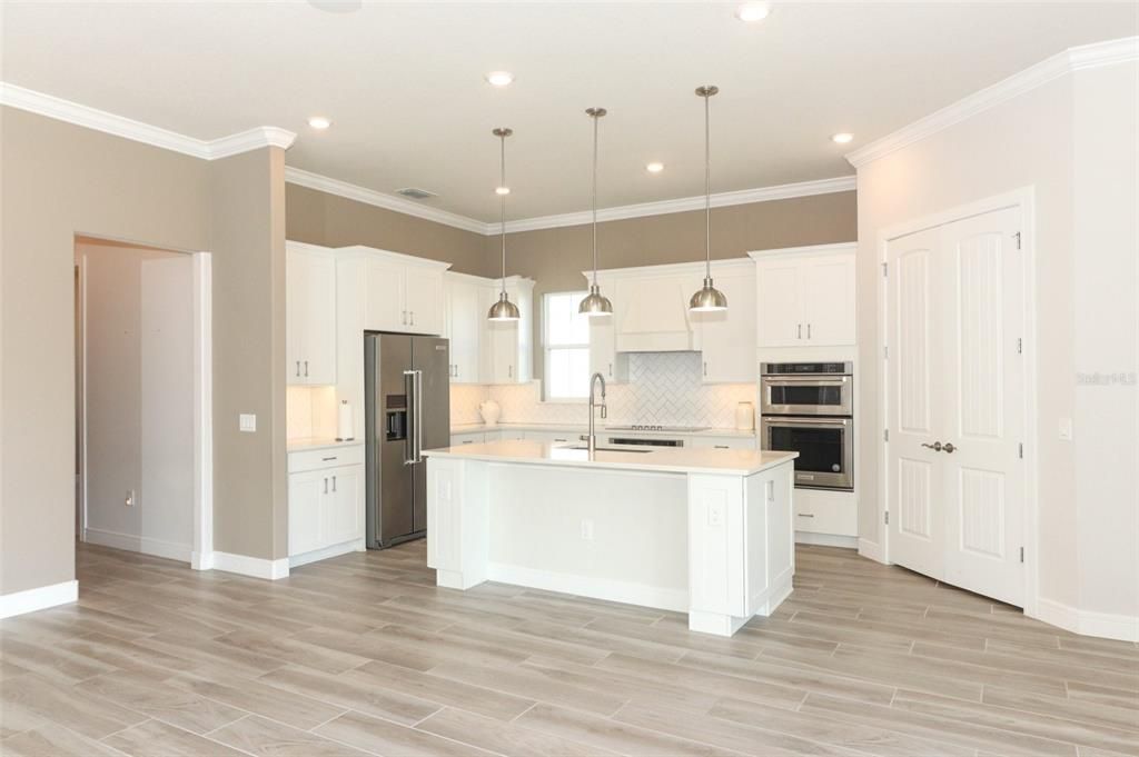 Spacious kitchen wiwth double oven & frange!