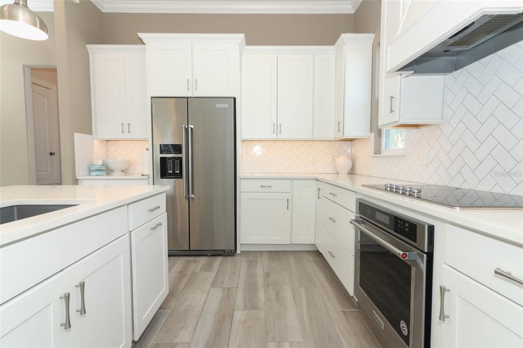 Entertainers' delight!! open kitchen, lots of surface space and cabinets.