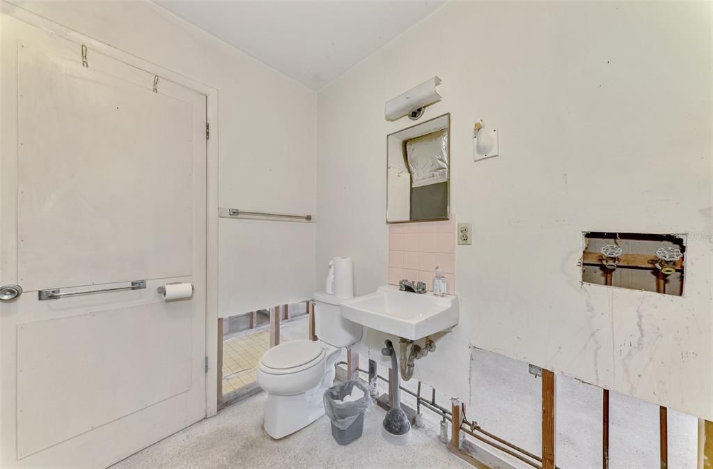 For Sale: $225,000 (2 beds, 1 baths, 1261 Square Feet)