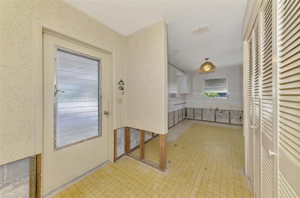 For Sale: $225,000 (2 beds, 1 baths, 1261 Square Feet)