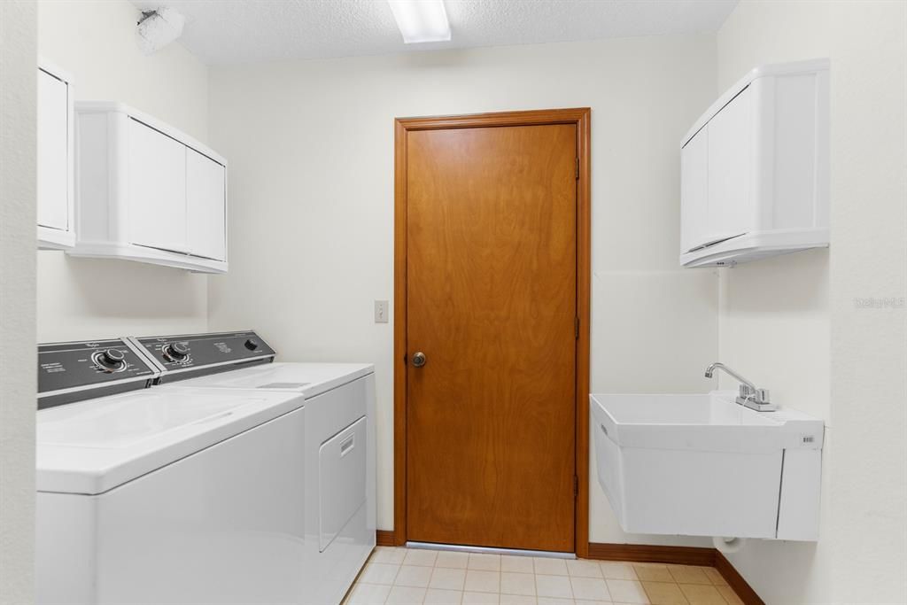 For Sale: $275,000 (2 beds, 2 baths, 1555 Square Feet)