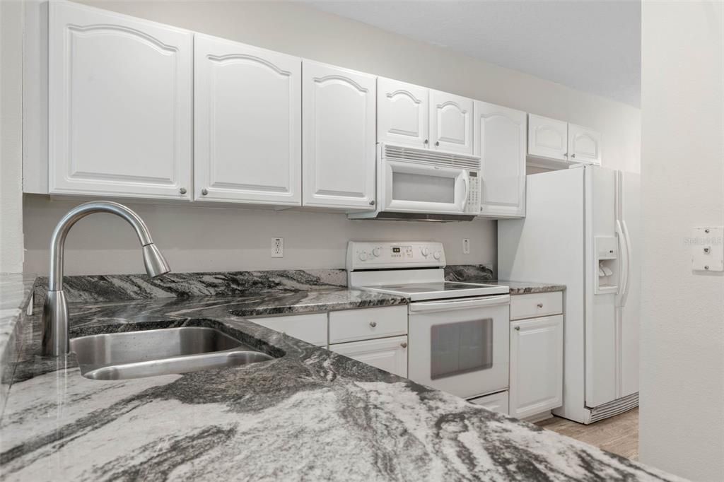 For Sale: $279,900 (2 beds, 2 baths, 1238 Square Feet)