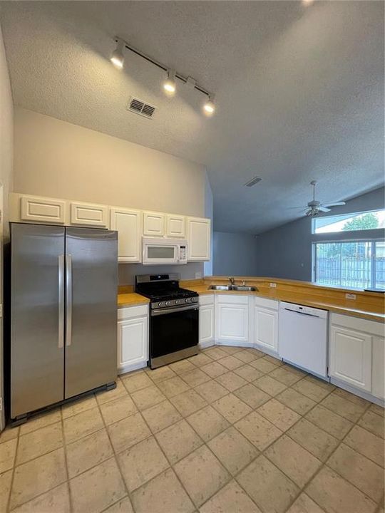 For Rent: $1,850 (3 beds, 2 baths, 1372 Square Feet)