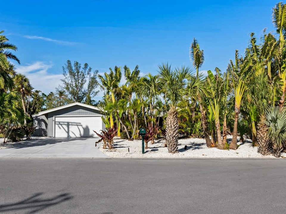 For Sale: $1,700,000 (2 beds, 2 baths, 2632 Square Feet)