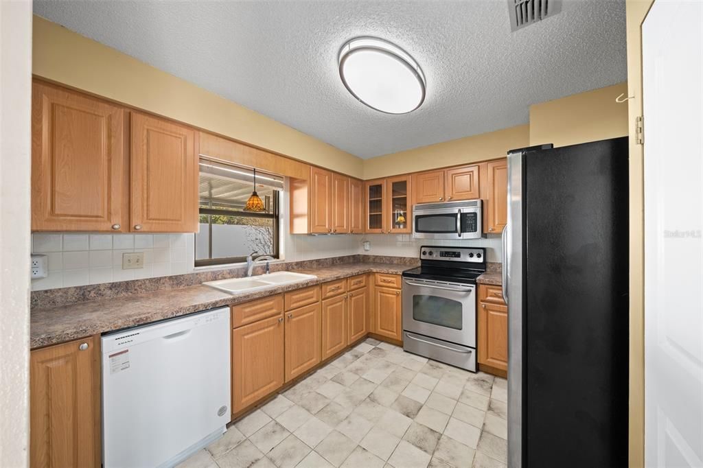 For Sale: $295,000 (3 beds, 3 baths, 1740 Square Feet)