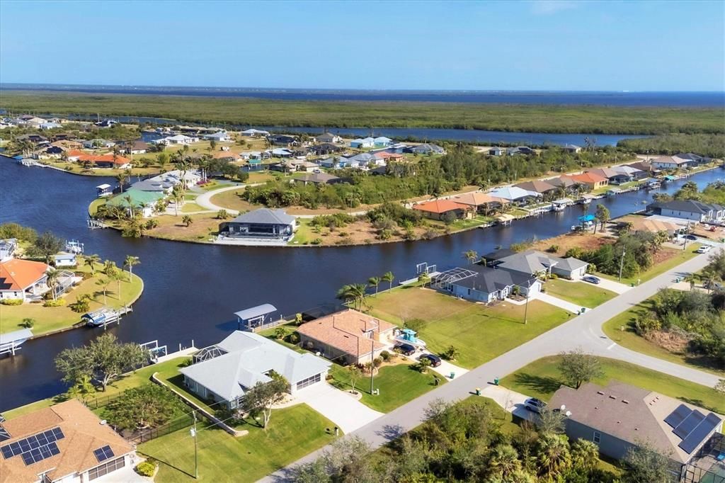 Stunning Intersecting Canal Views